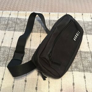 NOBULL LARGE FANNY PACK / CROSSBODY BAG